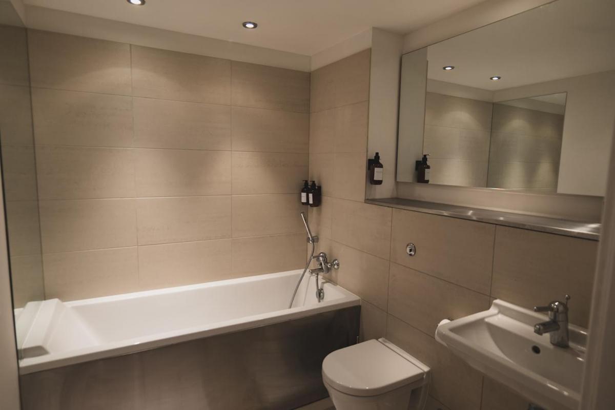 Luxury 2 Bedroom Penthouse With Thrilling Waterfront And Views, Canary Wharf Appartamento *